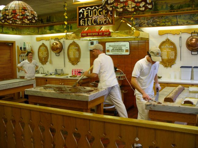 このお店では、目の前でチョコファッジケーキを<br />作っています。<br /><br />店中、あま〜〜い香りでいっぱい。<br />香りだけで、お腹いっぱいです。（笑）<br />