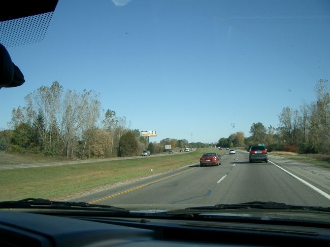 どんどん郊外に走って行きます。<br />どこに行くのかな？