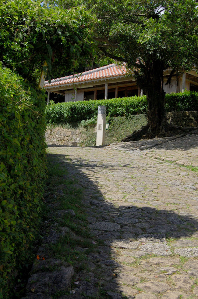 石畳道を上りました。<br />凄い急な坂です。石なので雨の日が滑って大変なんじゃないかな。