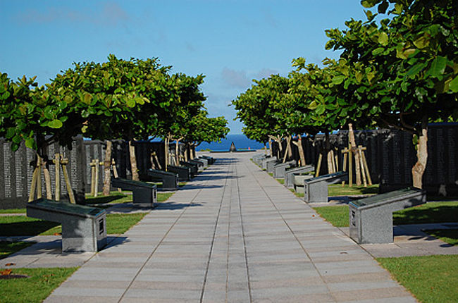 この左右には沖縄戦での犠牲者名が刻まれてます。<br />凄い沢山の人の名前が連なってました。<br />中に、沢山の親戚がいたことを初めて知り、<br />彼等の名前の前で手を合わせてきました。