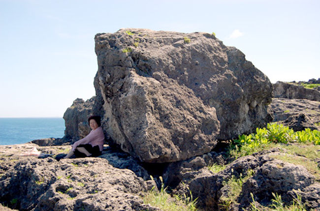 残波岬<br /><br />この石はなんと、台風の日に上写真の高さ下からあったところから<br />ドスンと持ち上げられたそうです。<br />どれだけ大きいかは隣に座る女性で比較できるでしょう。