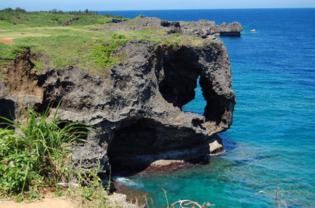 万座毛<br /><br />ここで母が２０年前観光で写真撮ったわけだが<br />その写真を見せてもらい、持参したのだが<br />全然今と違って、驚いた。<br />そして、２０年前の母と同様の写真を撮りました。