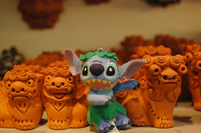 国際通り土産屋の中で、<br />私のストラップについていたスティッチが飛び出して行きました。<br /><br />この後、暫く色々な場所で彼は楽しんだ後、<br />そのまま沖縄にいついてしまったようで<br />行方不明になってしまいました。｡゜（ﾟ´Д｀ﾟ)゜｡