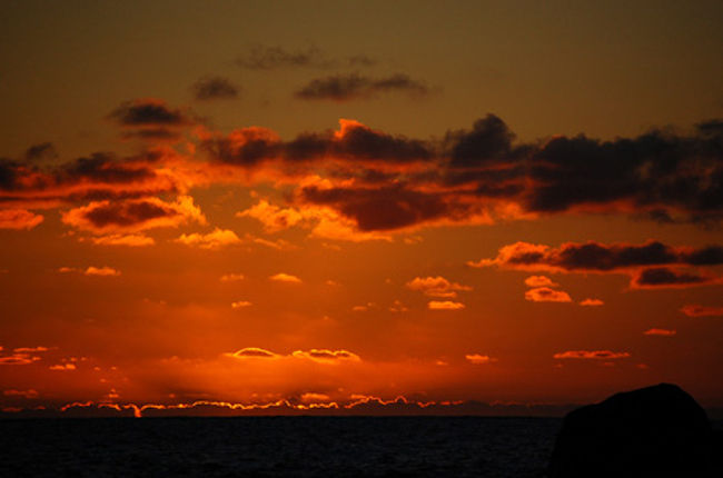 ＠久米島　アーラ浜<br /><br />太陽が落ちる時、「ジュッ」って感じで落ちると<br />きいたのでワクワクしてたら、<br />ホントにそんな感じで落ちました。