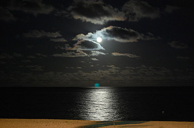 ＠久米島　イーフビーチ<br /><br />満月が綺麗でした。<br />海の水面に反射する光が特に綺麗だった。