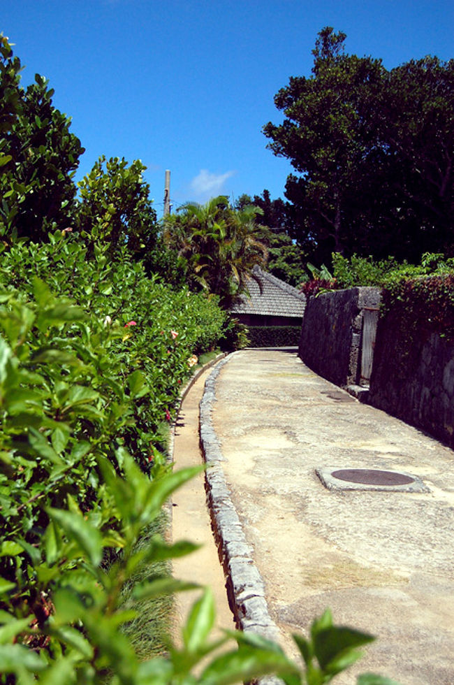 ＠久米島<br /><br />上江洲家前。<br />手入れが行き届いてた。