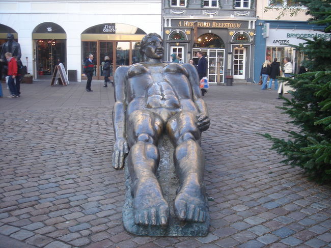 ニューハウンから市庁舎広場に抜ける途中。