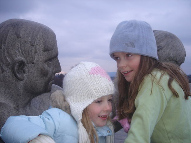 彫刻に見入る少女