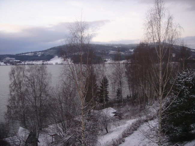 大自然の風景、山間部を走る。