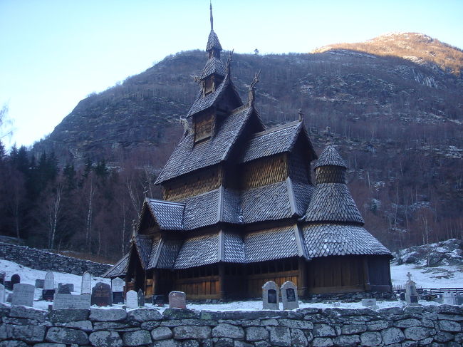 再びオスロへ、ボルグンドの古い木造のスターブ式教会以前見た時の建物と違う印象をうけた。