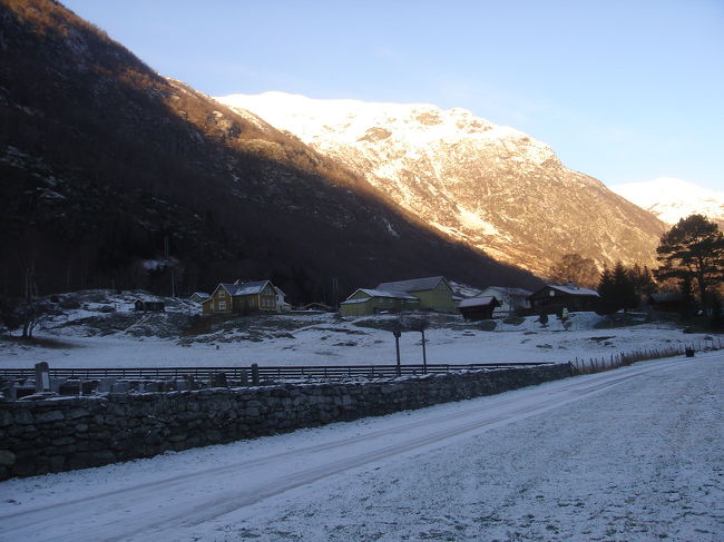 車外はー18度、道の両サイドにはスノーバーが立ててある・