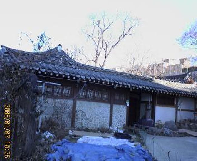 昨晩は、十時半過ぎに金浦着。<br />宿は遅いので、羽田あらかじめ電話で予約。安国のソウルゲストハウスを予約しました。日本語の話せるおばさんがいたので、大体の場所を聞いて。<br />金浦から地下鉄で。途中乗換え安国には、もう時計が変わるころ。<br />駅で電話して道を聞いて、途中で待っていてくれるとのことだけど、行けども行けどもつかず・・。<br />何回かやりとりして、３０分も行ったり来たり、思い込みって怖いなと思いつつ。やっと到着したのは、もう１時。<br />これは、朝のゲストハウス前。<br />この辺は、まだ古い韓式の住宅も多く残るいい場所です。超昔には、雲堂旅館という韓式名門旅館がありました。<br />