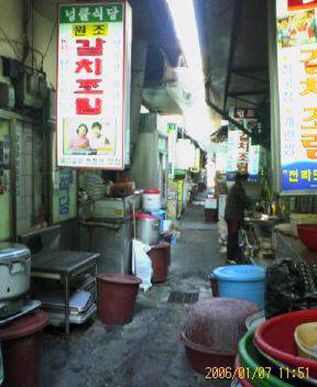 今日はどうしようかな・・なんて考えながら、メガネをそろそろと思っていたので、南大門市場のメガネ屋へ。安いんですよ。ここは。<br />結構渋いのが見つかり、購入。薄型レンズにしてもらい、ｗ８０，０００。感覚的に１／２から１／３かな。<br />約３０分でできるとのことなので、裏の市場の食堂で昼飯。<br />