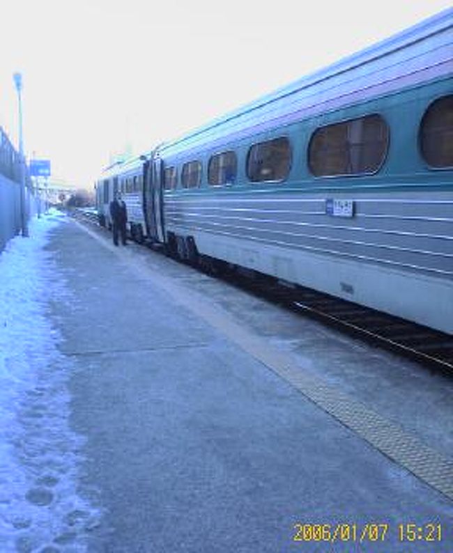 約１時間２０分で、温陽温泉着。ホームには雪が残る。