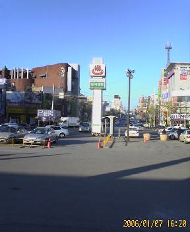 駅前広場、象徴の温泉マーク。滞在１時間。<br />お泊りのお勧めは、「清州旅館」がいい。以前泊まったけど、温泉併設の温泉旅館。駅前からまっすぐの道を進み（右側の歩道）を１本目（確か・２本目かな？？）の路地を右の曲って数分の右手にあり。歩いて５分もかからないと思った。<br />ｗ３０，０００ぐらいで泊まれるはず。<br />地元の人に聞けばすぐわかります。<br />韓国の旅館は、経験から飛び込みで泊まれないことはほとんどないと思います。