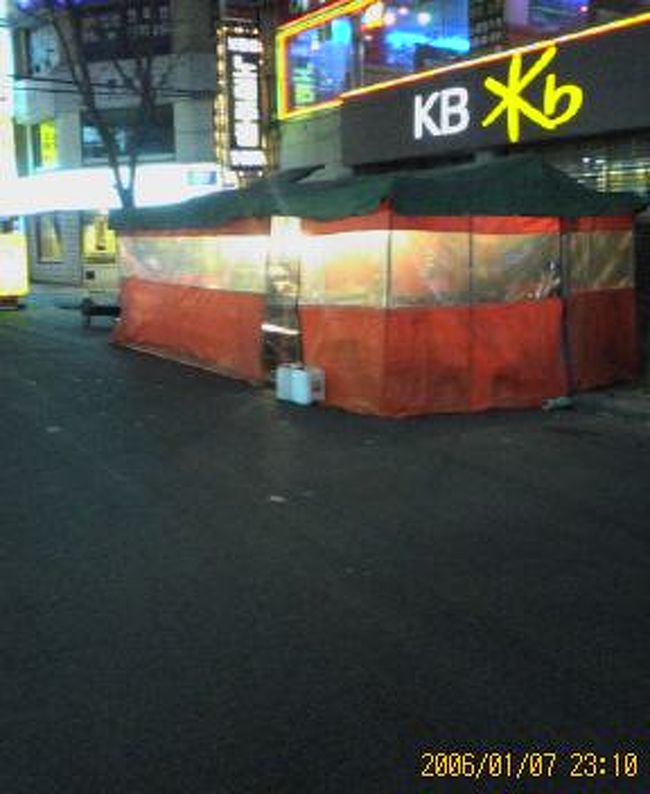 ぶらっと鍾路の屋台へ。<br />この辺は、にぎやか。