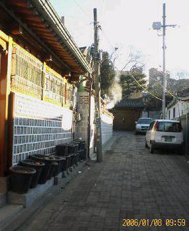 韓式の民家が続く街並み。