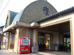 出雲大社近くの出雲大社前駅まで歩きました。

出雲大社の参道内なのに、閑散と寂しい感じ・・・
静かと言う意味ではいいのかな？