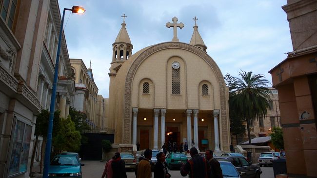 通りからは見つけにくくて、でも路地を入るとこのような立派な聖堂です。