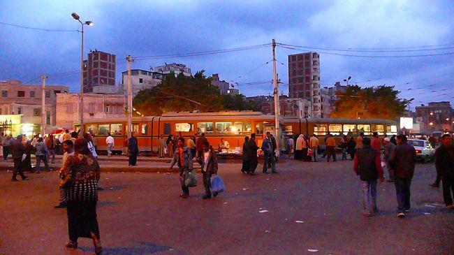 マスル駅の広場につきました。<br />これは路面電車。<br />遠くに鉄道駅（マスル駅）があります。