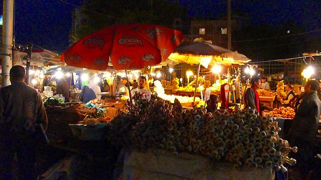 駅前の広場（ゴムホレーヤ広場）はこのようにたくさんの店が開いています。