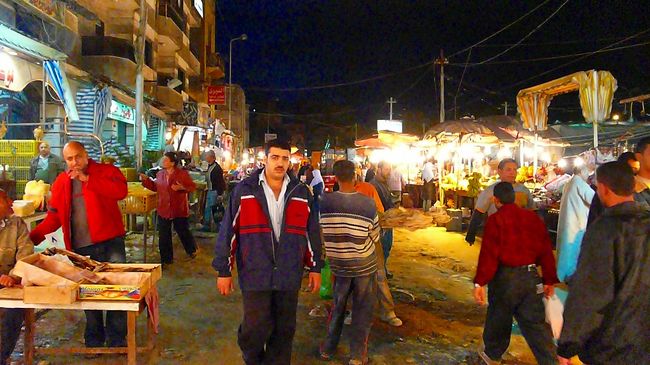 この写真で、左側に黄色いプラスチックのはこが見えます。<br />これはいろんな生きた動物が入っていました。<br />「食べる」と思います。<br />店の人の目つきがすごくて、ちょっと正面からは撮れなかった。