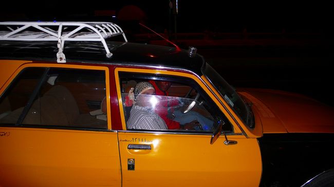 タクシーでホテルに帰ることにしました。<br />この料金交渉に３０分くらいかかった。<br />１５０にするか１００にするかで。<br />乗っている女の人は、恩店主さんの新妻。<br />といもハッピハッピーでした。<br />僕を送った後晩御飯ドライブをするので、いったん彼の家に回って、そのあとホテルに向かいました。