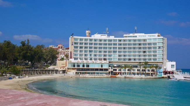 モンタザ公園から見たホテル。ヘルナン・パレスタイン。