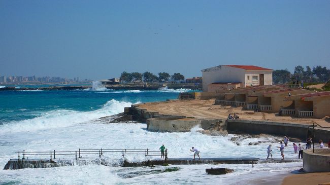 なかなか冒険心のあるカップルでした。<br />この後どうなったか？・・・<br /><br />二人とも波に当たってこけていました。<br />幸い手すりにぶつかったので海には投げ出されてはいませんでした。