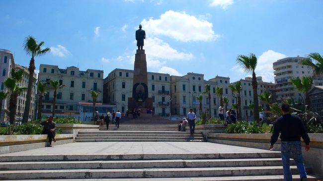 空港に向かう直前、ザアド・ザグルール広場でお土産を買いました。これできれいにポンドはなくなりました。ちっちゃなお菓子屋さん兼タバコ屋さん。<br />１枚３ポンドほどのチョコ。<br />でも立派な土産になりました。