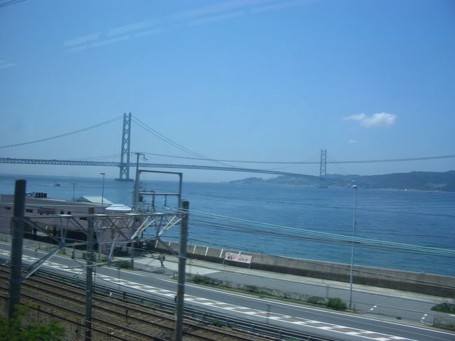 姫路へ向かう途中に<br />明石海峡大橋が見えます<br /><br />5年前に家族旅行で四国へ行った時に<br />渡ったなぁ・・