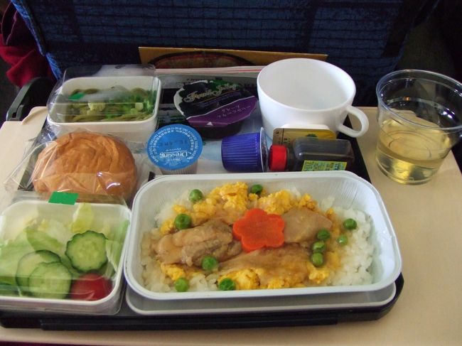 機内食。<br />ワインは南アフリカ産でした。