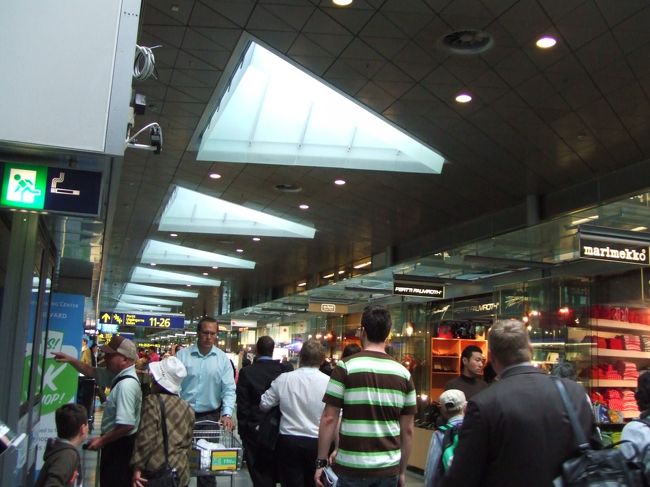 ヘルシンキ空港で乗り継ぎしました。<br />大きな空港で、人がたくさん行き交っていました。