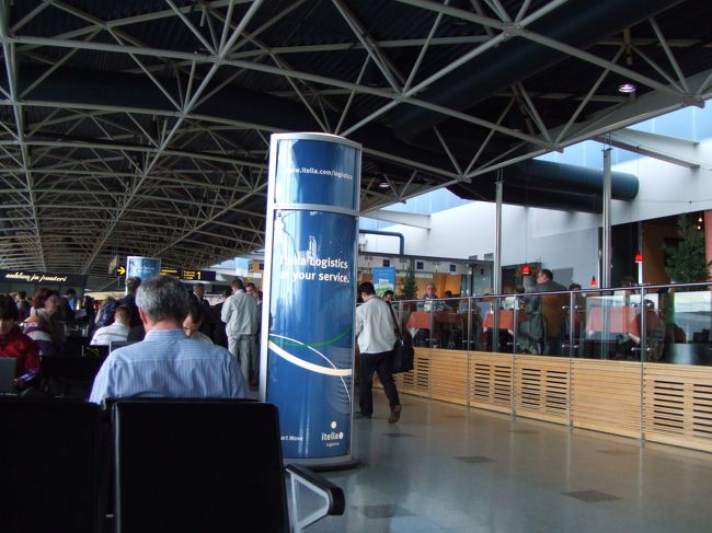 ゲートの椅子に座り、ぼんやり待ちます。