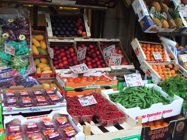 せっかくなのでお散歩へ。<br />すぐ横の八百屋さんには、フルーツがたくさんありました。