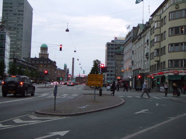 上の方にある信号、吊られています。<br />強風の日はどうなってしまうのでしょうか？？