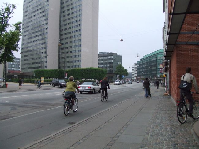 ホテル周辺をお散歩しました。<br />自転車で出勤する人が多いようでした。