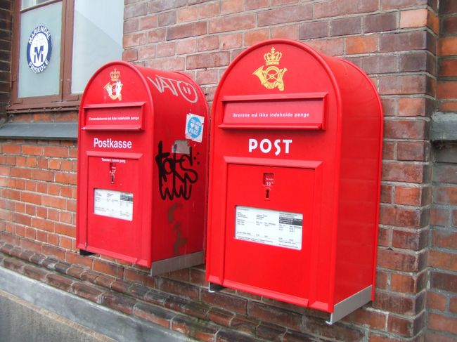 なんだか可愛らしいポストです。<br />落書きされてますが。。