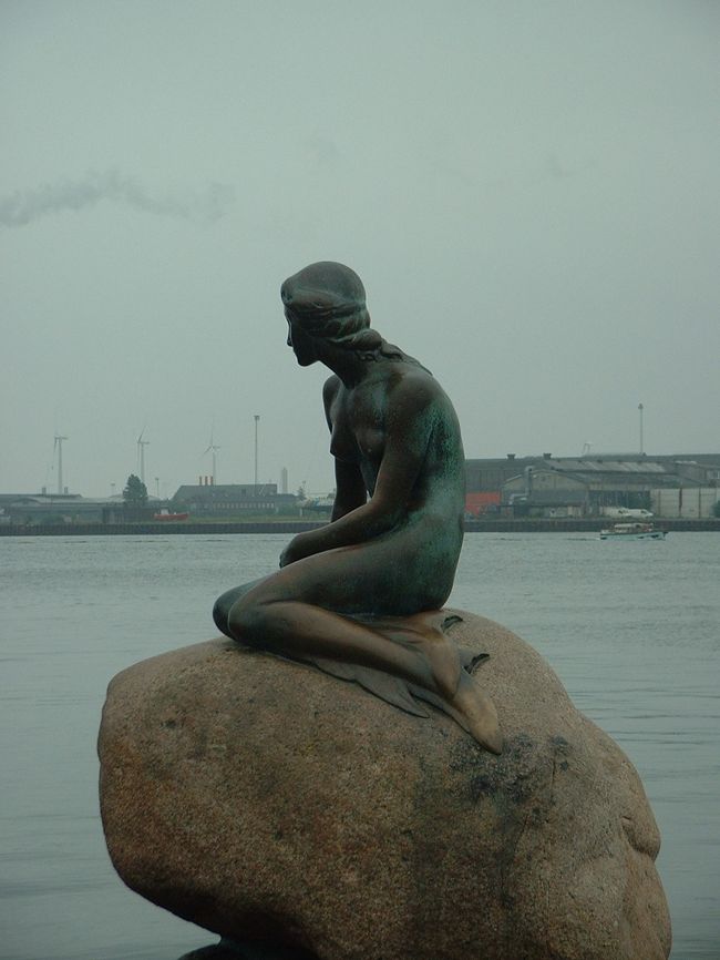 いろいろと災難に遭っている人魚の像。<br />今日は無事な御姿でした。