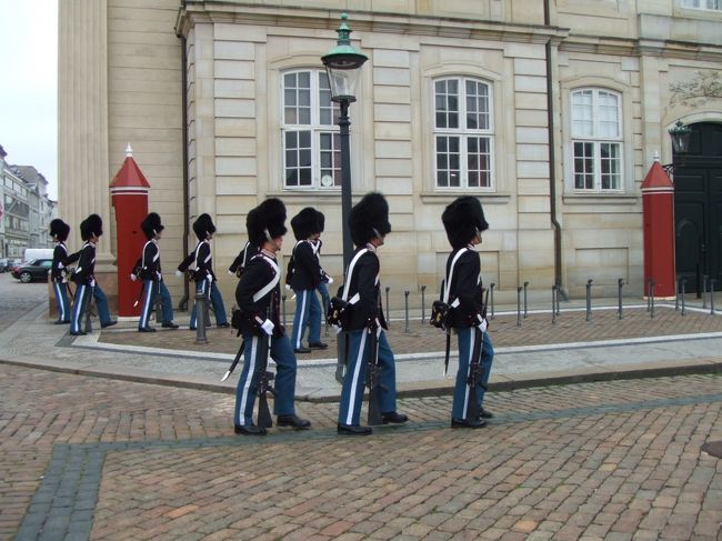 アメリエンボー宮殿で、衛兵交代が始まりました。