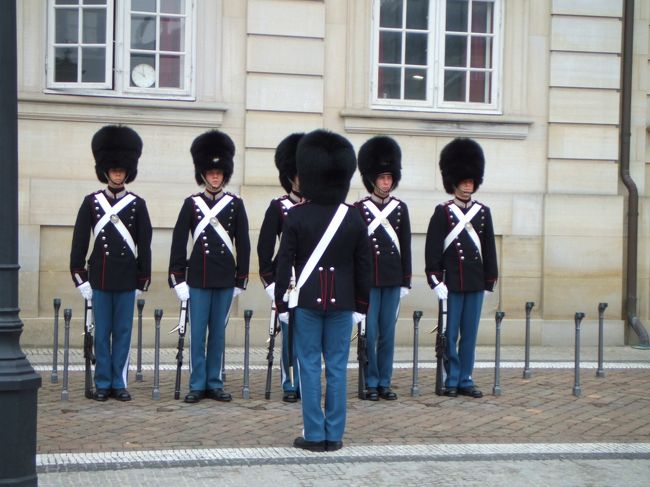 立派な帽子は、熊の毛皮で出来ているそうです。