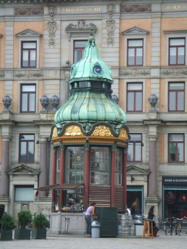 お洒落な建物、よく見るとカフェになっているようです。