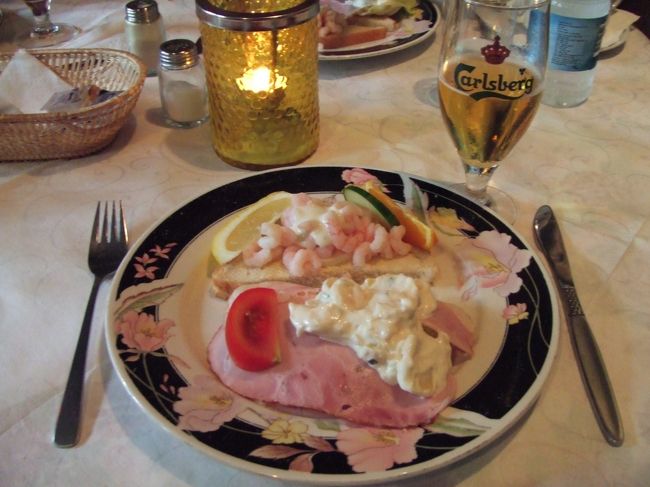 スモーブロー（オープン・サンドイッチ）とビールです。<br />ちなみにこのお店、中国人がやってました。