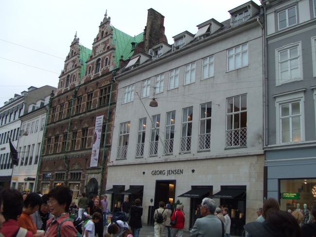 ストロイエ。<br />右側の白い建物がジョージ・ジェンセン、左側の茶色い建物がロイヤル・コペンハーゲンです。