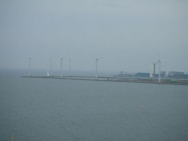 船から風車が見えました。<br />デンマークでは、消費電力の約20％を風力でまかなっているそうです。