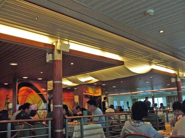 レストランはかなり広かったです。