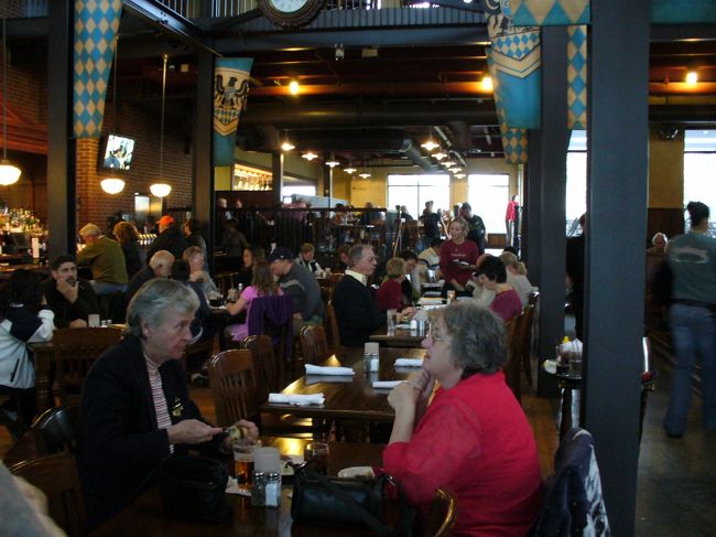 人気の店らしく、いっぱいです。<br /><br />米国代表の皆さん、楽しいところを<br />色々連れて回って下さってありがとうございます！<br /><br />明日からの会議もよろしくお願いします！<br /><br />お休みなさーい<br /><br />