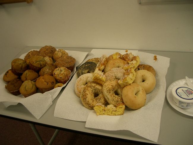 会議場では、朝、10時、昼、15時と、<br />１日４回、ベーグルなどの甘いお菓子が<br />サービスされます。<br /><br />アメリカの方は、どんどん食べます。