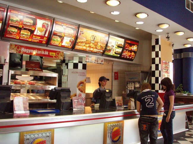 荷物を預けてさあ町歩き、と思ったのですが、<br />とりあえずはらごしらえ。<br />ホテルが駅の上にあるようなところにあり、マクドもほぼ、となりにあります。