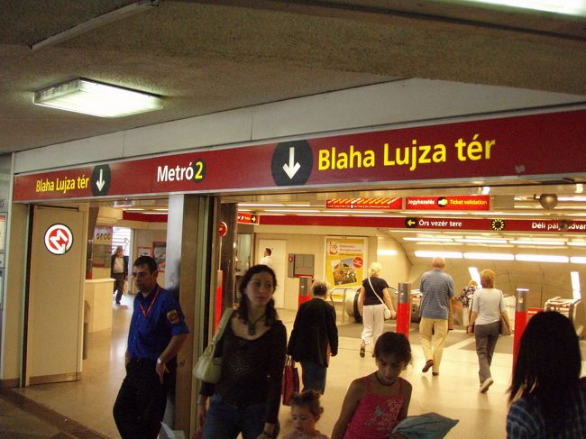 地下鉄。<br />ひとつが工事中で、ずいぶん不便でした。<br />